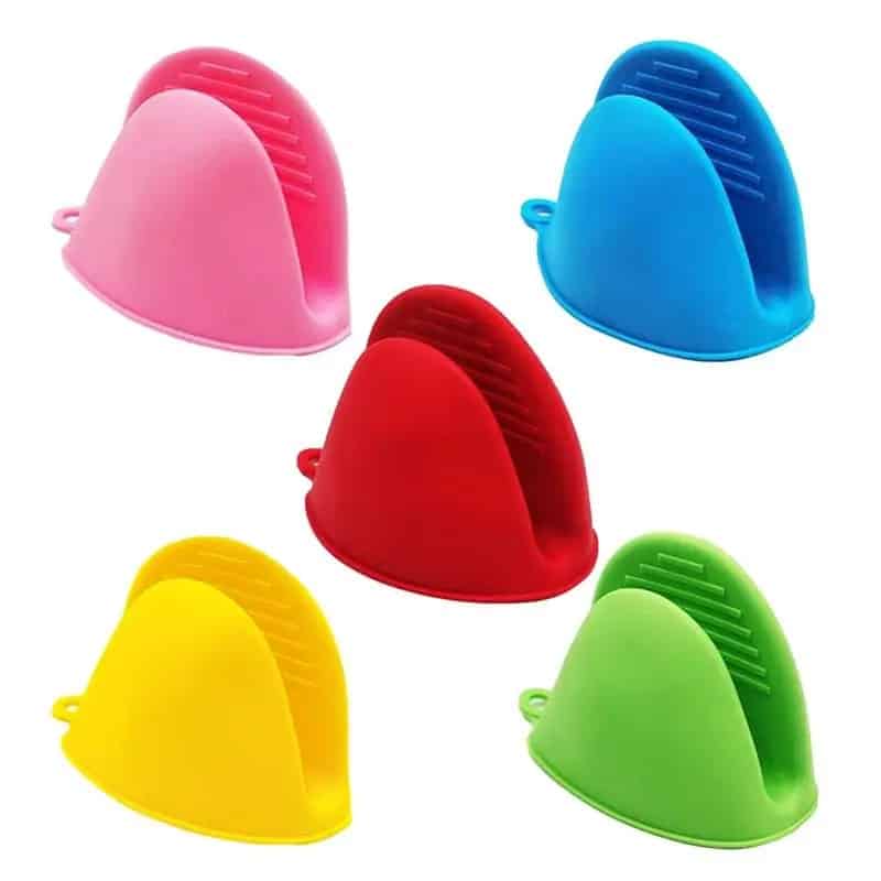 Silicone Heat-Resistant Gloves Clips – Non-Slip Pot & Bowl Holder (Pair, Random Color)